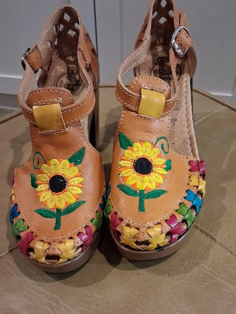 New From MEXICO Women’s Floral Embroidered Tan Leather Heeled Sandals